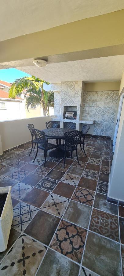 Aride 4 Awesome View Of Uvongo Main Swimming Beach From Communal Braai Area Appartement Margate Buitenkant foto